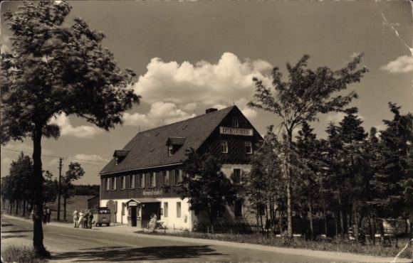 Ak Zinnwald Georgenfeld Altenberg im Erzgebirge, Gasthaus Grenzsteinhof, Bäume, Straße, Personen,