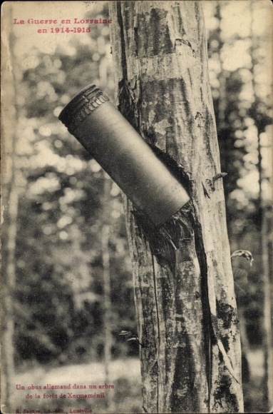Ak Kriegsschauplatz Lothringen, deutsche Granate in einem Baum