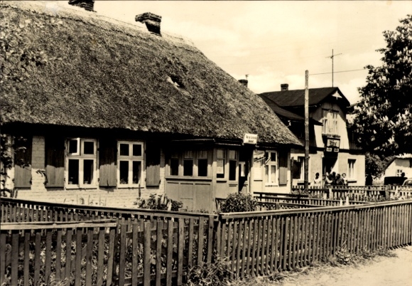 Postcard Bodstedt Fuhlendorf Vorpommern, thatched roof houses, garden fence, architecture, rural surroundings