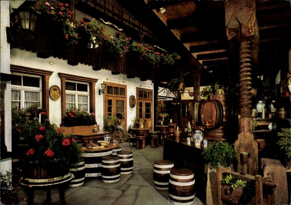 Ak Gengenbach im Schwarzwald, Traditioneller Gasthof, blühende Fensterbänke, rustikales Ambien...