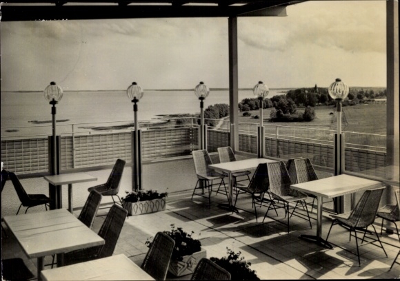 Ak Klink Waren an der Müritz, Urlauberdorf Völkerfreundschaft, Dachcafé, Terrasse