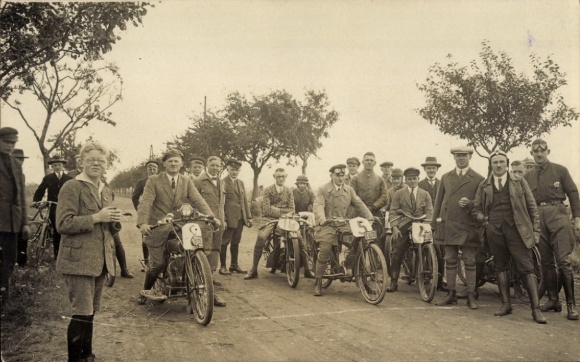 Photo Postcard Peine in Lower Saxony, motor racing, racing drivers, start, motorcycles