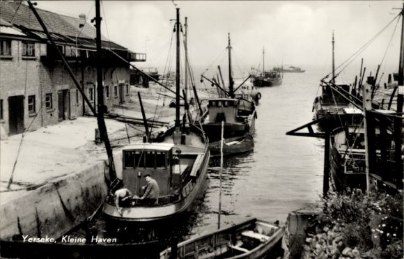 KP Ierseke Yerseke Reimerswaal Zeeland, widok na port, łodzie, mała przystań