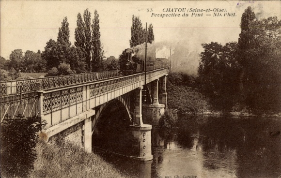 Ak Chatou Yvelines, Dampflok auf einer Brücke, Blick auf den Fluss, Bäume im Hintergrund