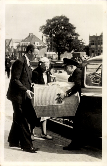 Ak Prinz Bernhard der Niederlande, Juliana der Niederlande, Prinzessin Marijke im Korb
