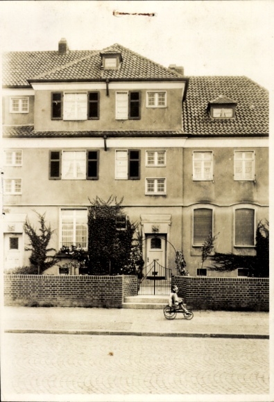 Foto Köln Raderthal, Wohnhaus Kreuznacher Str. 61, Kind auf einem Dreirad