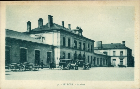 Ak Belfort Beffert Beffort Territoire de Belfort, treinstation, gebouwen, auto's, mensen