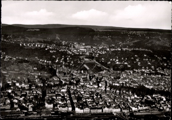 Ak Esslingen am Neckar, Luftaufnahme von Esslingen, Stadtansicht, hügelige Landschaft, schwarz-we