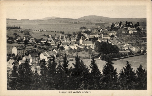 Ak Daun in der Eifel, Luftkurort DAUN (Eifel), Landschaft mit Häusern, Bäume im Vordergrund