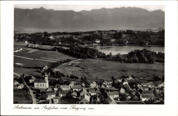Ak Seehausen am Staffelsee, Luftaufnahme von Seehausen, Staffelsee, Berge im Hintergrund