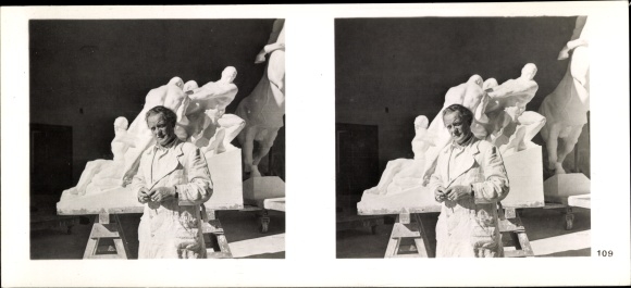 Stereo spatial image photo "German sculpture of our time", No. 109 Sculptor Josef Thorak in front of the draft