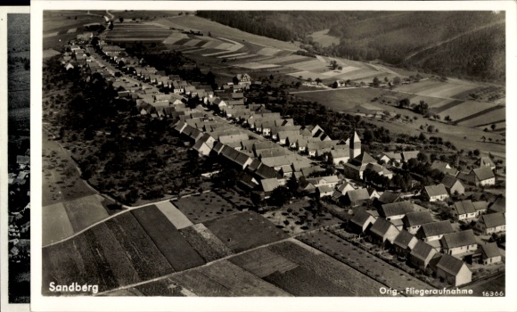 Ak Sandberg in der Rhön Unterfranken Bayern, Luftaufnahme von  Häuserzeilen, Felder, Kirche
