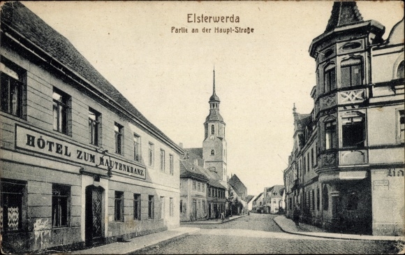 Postcard Elsterwerda in Brandenburg, lot on the main street, Hotel zum Rautenkranz, church tower