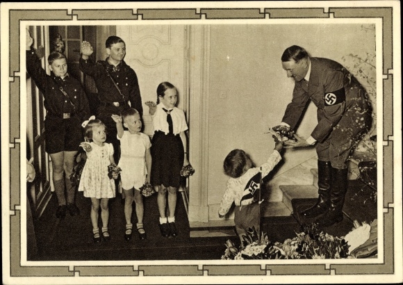 Ganzsachen Ak Kinder begrüßen Adolf Hitler, Blumenstrauß, Hitlerjugend, BDM