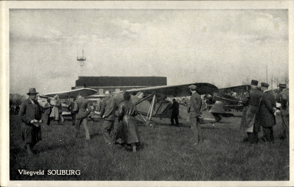 Ak Oost Souburg Zeeland Niederlande, Flughafen SOUBURG, Menschenmenge, Flugzeuge, Wiese