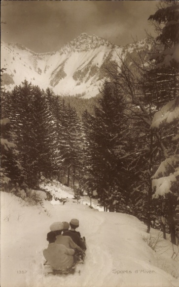 Ak Wintersport, Rodeln auf Schlitten in der Schweiz