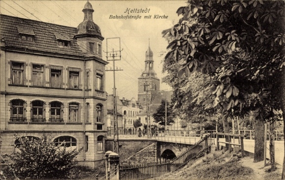 Ak Hettstedt im Südharz, Bahnhofstraße, Kirche,  Architektur, Stadtansicht