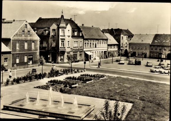 Postcard Elsterwerda in Brandenburg, market square, fountain, cars