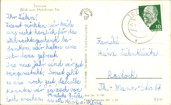 KP Teterow w Meklemburgii, brama Malchin, widok z ulicy, budynek z dachówką, czerń i biel...