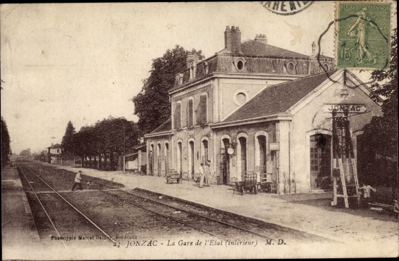 Postcard Jonzac Charente Maritime, The State Station, interior, Staatsbahnhof von der Gleisseite