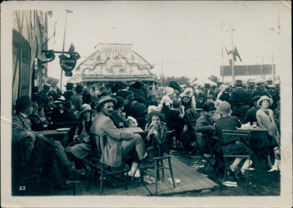 Foto Frankreich, Volksfest, Menschen an Tischen
