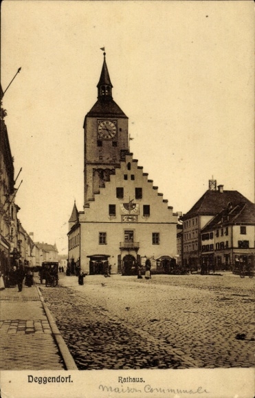 Ak Deggendorf im Bayerischen Wald Niederbayern, Rathaus,  Architektur, Uhrturm, Straßenansicht