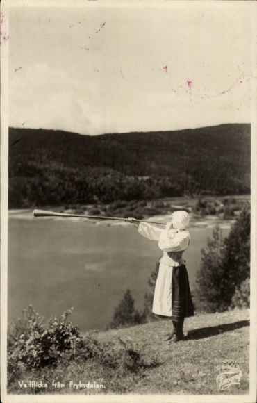 Postcard Fryksdalen Sweden, shepherd girl blowing shepherd's horn