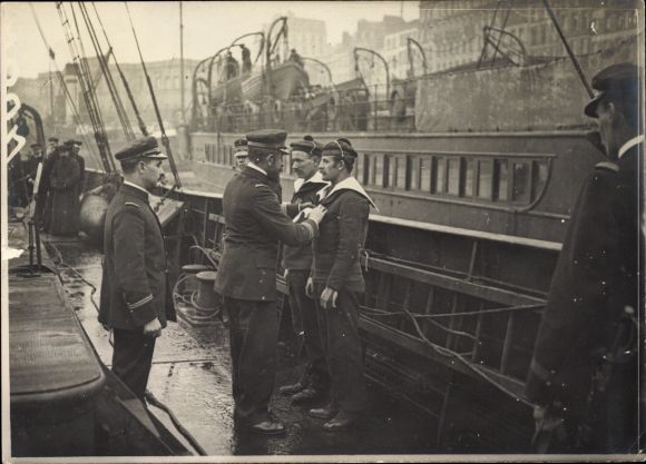 Foto Boulogne sur Mer, Französisches Kriegsschiff, Marinesoldaten, Abzeichen