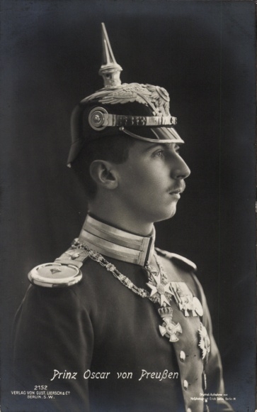 Postcard Oskar Prince of Prussia, portrait in uniform, spiked helmet, medals