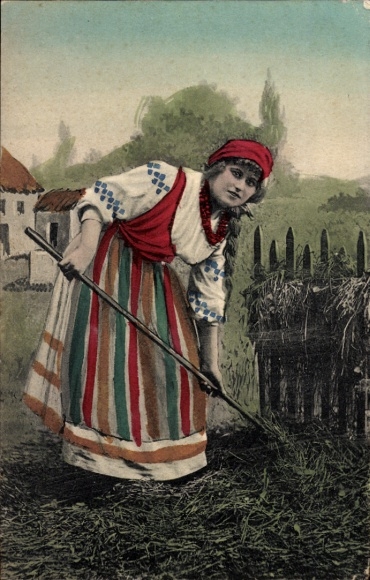 Ak Kleinrussland, Frau in Tracht, Gartenarbeit