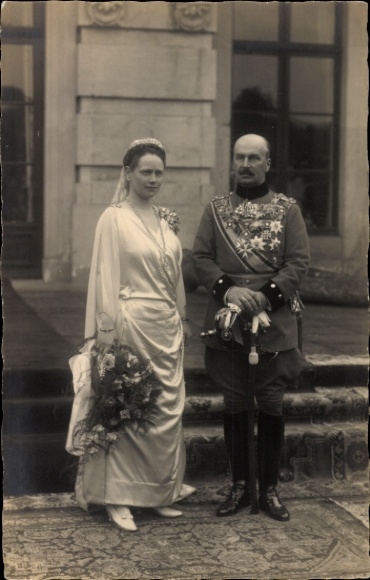 Foto Ak Hochzeitspaar von Mecklenburg Schwerin, Herzog Adolf Friedrich, Elisabeth zu Stolberg