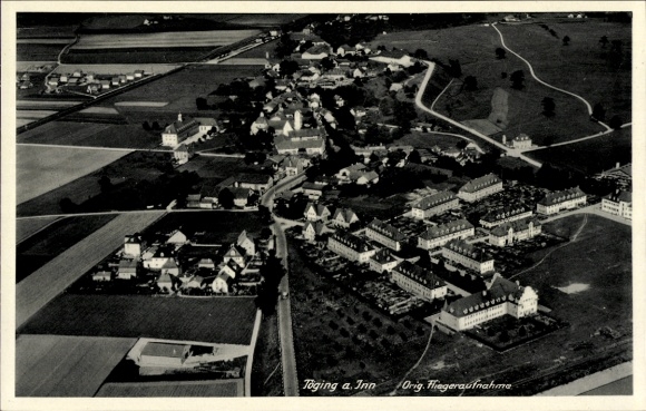 Ak Töging am Inn Oberbayern, Luftaufnahme von Töging, Felder, Häuser, Kirche, 