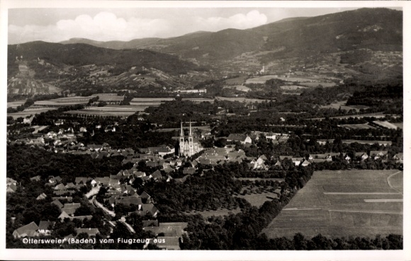 Ak Ottersweier in Baden Württemberg, Luftaufnahme, Stadtansicht, Kirchen, Landschaft
