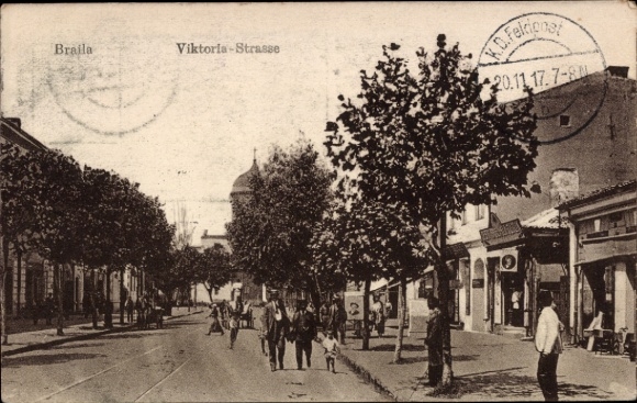 Ak Brăila Roemenië, Victoriastraat, mensen op straat, bomen