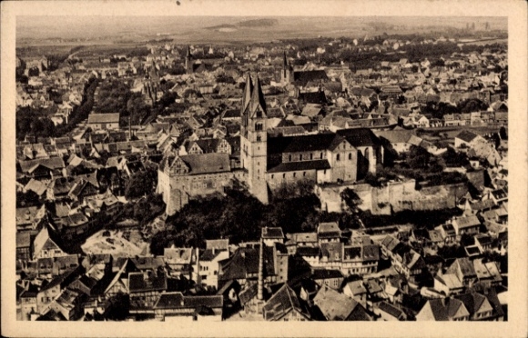 Ak Quedlinburg in het Harzgebergte, luchtfoto van kasteel, stadsgezicht, gebouwen