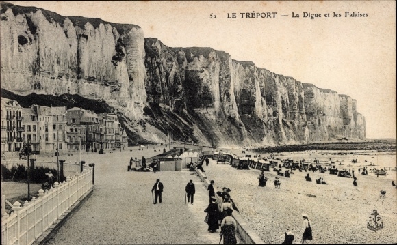 Postcard Le Tréport Seine Maritime, La Digue and the Cliffs