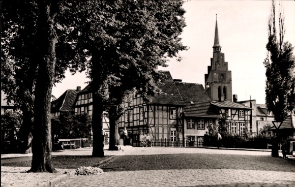 KP Grabow an der Elde w Meklemburgii, widok na kamienną tamę, wieżę kościoła