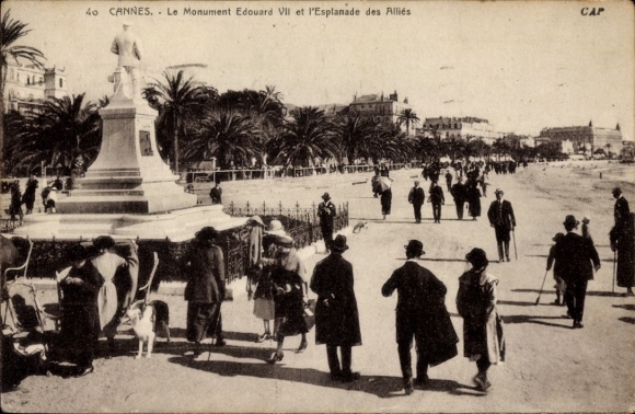 Postcard Cannes Alpes Maritimes, Monument Edouard VII, Esplanade des Alliés, walkers, palm trees
