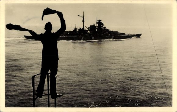 Ak Deutsches Kriegsschiff, Schlachtschiff der Bismarck Klasse, Winkspruch, Kriegsmarine