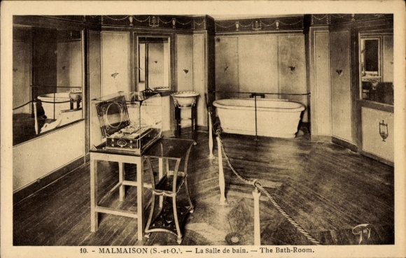 Ak Malmaison Hauts de Seine, Badezimmer mit Badewanne, dekorativer Einrichtung, m Flair