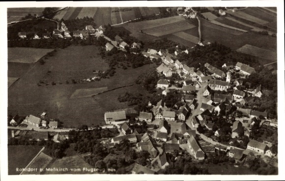 Ak Messkirch Messkirch in de Schwäbische Alb Baden, luchtfoto, dorpsgezicht, groene velden, woonwijk