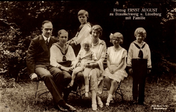 Postcard Duke Ernst August of Brunswick and Lüneburg, Viktoria Luise, children