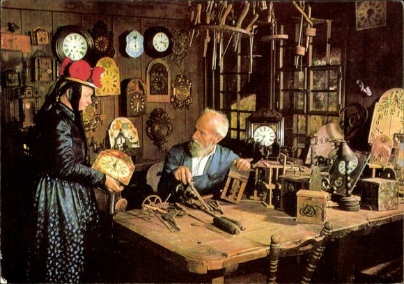 Postcard Black Forest, watchmaker and woman in traditional costume