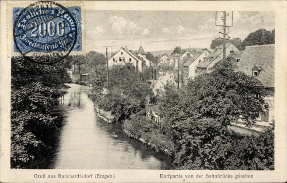Ak Burkhardtsdorf im Erzgebirge, Dorf von der Bahnbrücke gesehen