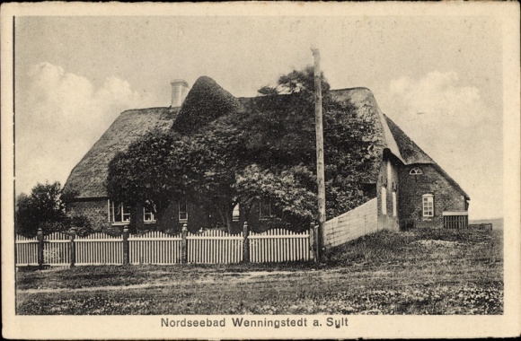PC Wennigstedt Braderup on Sylt, view of thatched roof house