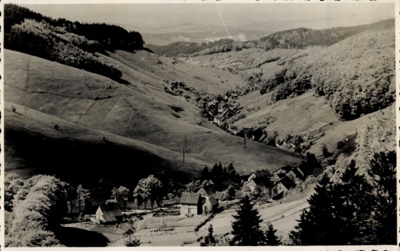 KP Lerbach Osterode am Harz, widok krajobrazu, wzgórza, drzewa, domy, natura, czarno-białe zdjęcie