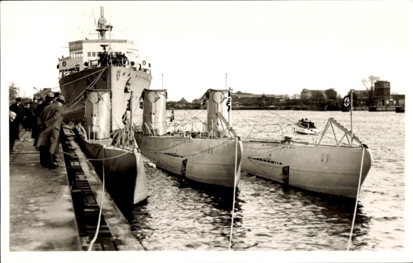 Foto Ak Deutsches U Boot, U 8, U9, U 11 im Hafen, Kriegsmarine