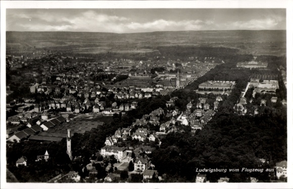 Ak Ludwigsburg in Württemberg, Luftaufnahme von  Stadtansicht, Flugzeugperspektive