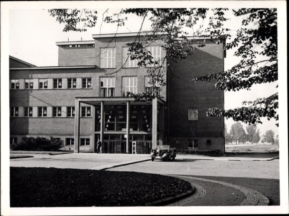 foto Hradec Králové Hradec Králové stad, vooraanzicht school, ingang, auto