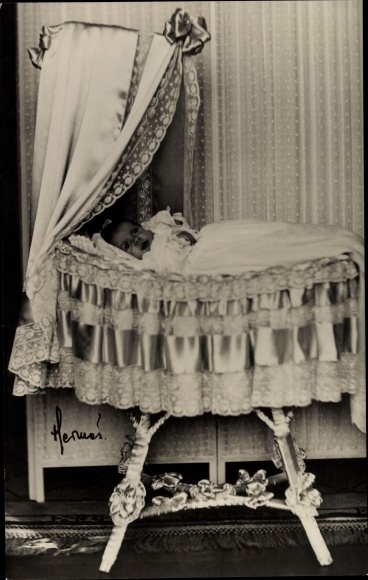 Postcard Princess Birgitta of Sweden, portrait as a baby in the cradle